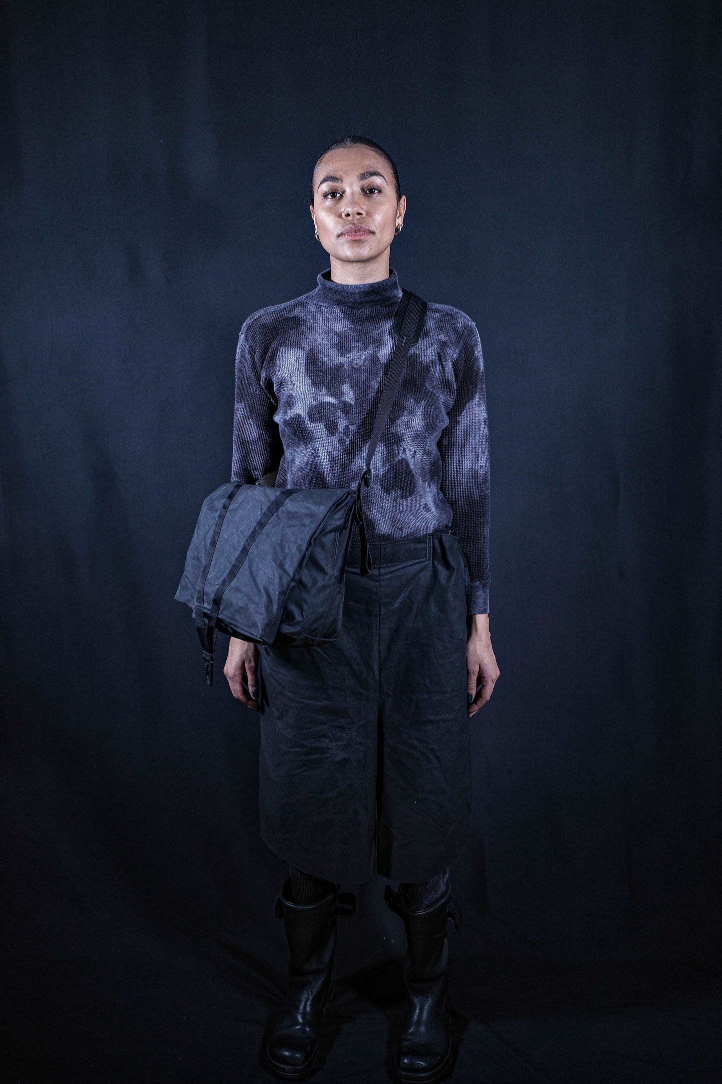 BA_TRANSFORMABLE MESSENGER BACKPACK WAXED COTTON BLACK