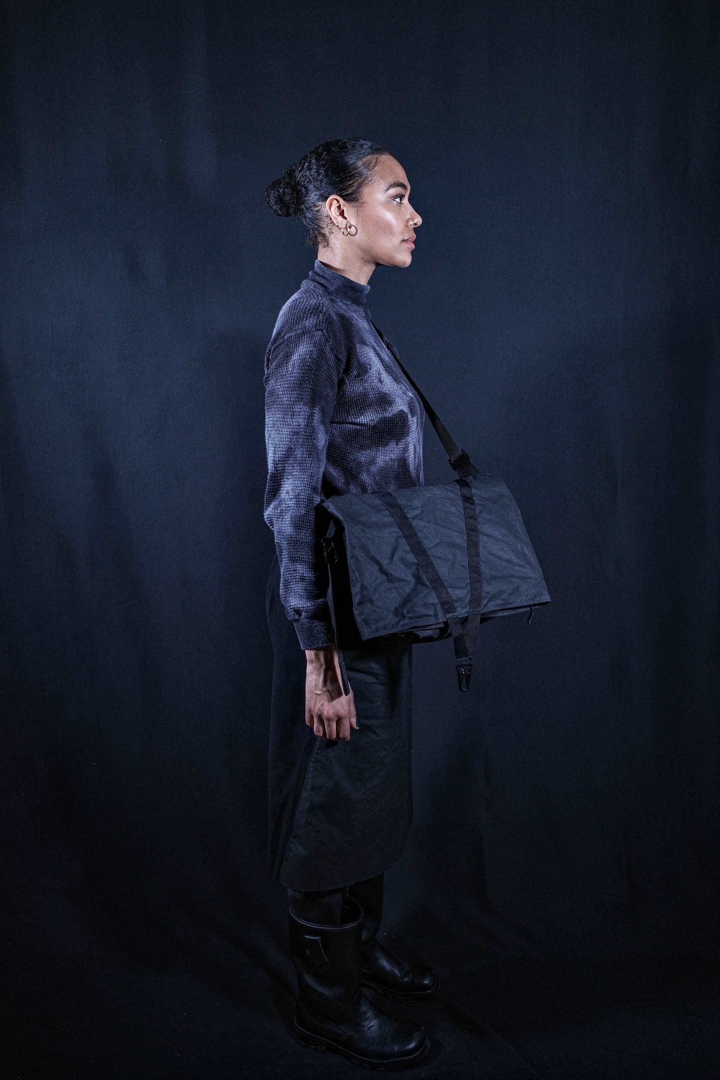 BA_TRANSFORMABLE MESSENGER BACKPACK WAXED COTTON BLACK