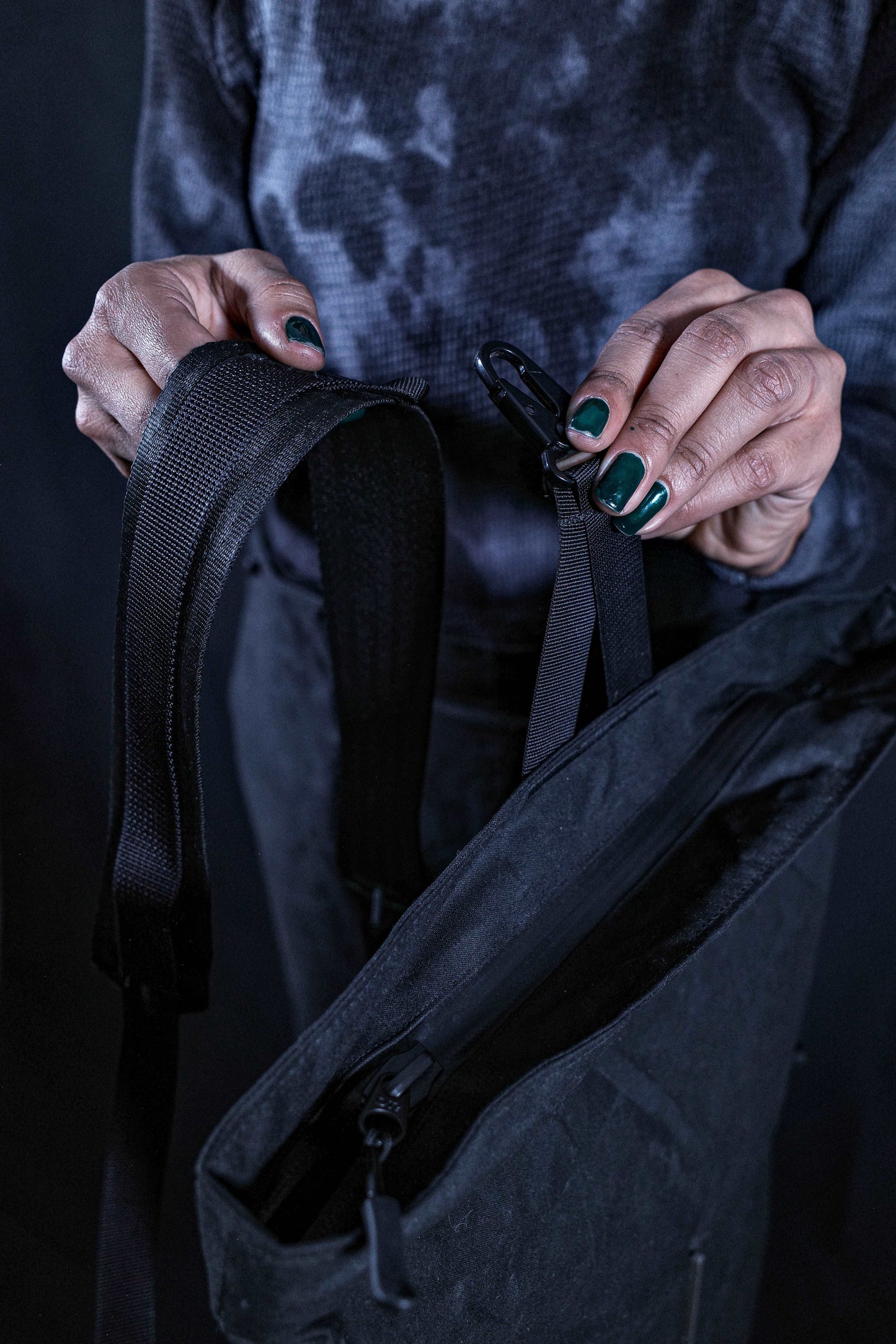 BA_TRANSFORMABLE MESSENGER BACKPACK WAXED COTTON BLACK