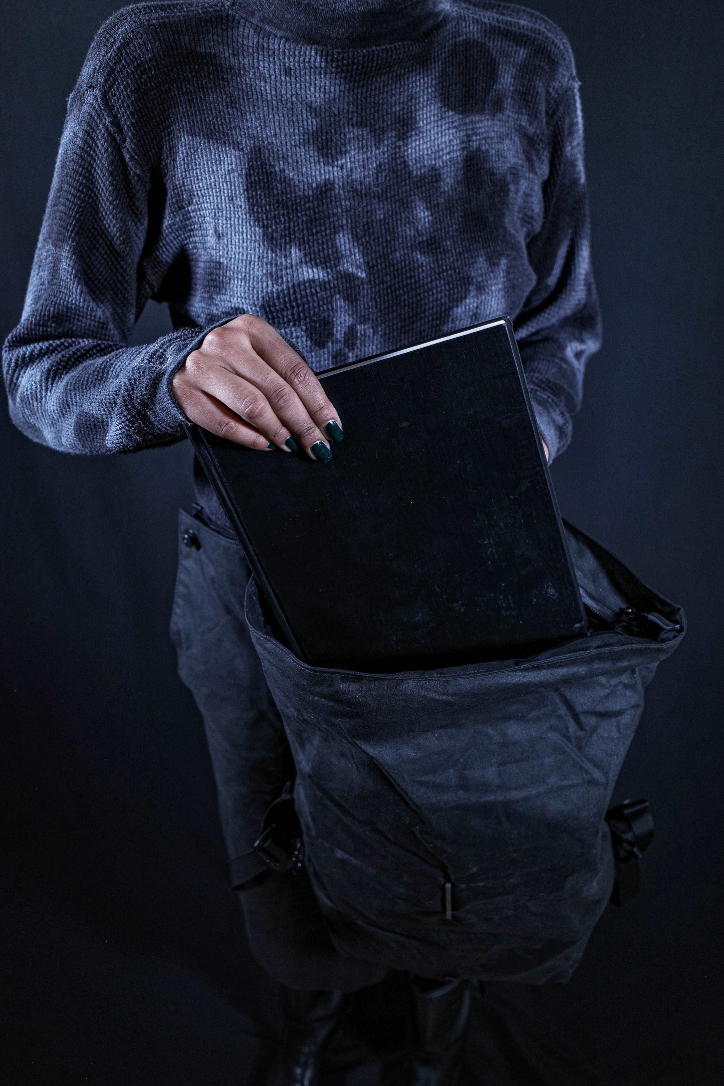 BA_TRANSFORMABLE MESSENGER BACKPACK WAXED COTTON BLACK