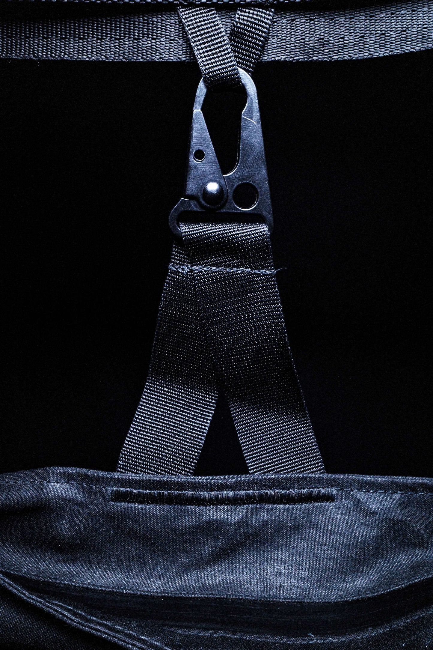 BA_TRANSFORMABLE MESSENGER BACKPACK WAXED COTTON BLACK