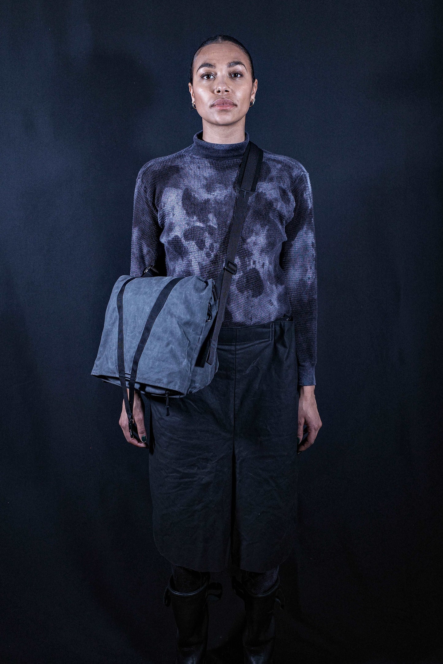 BA_TRANSFORMABLE MESSENGER BACKPACK WAXED COTTON GREY