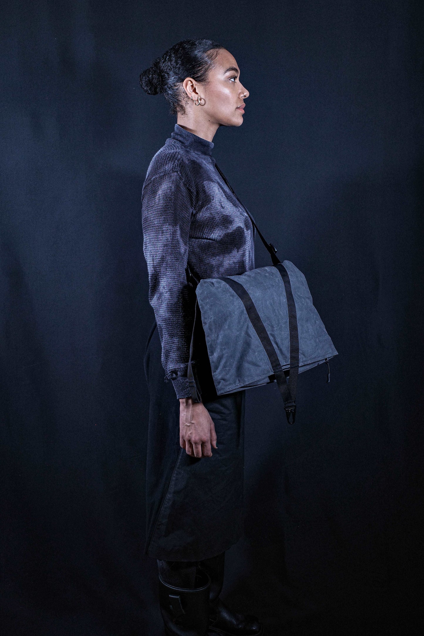 BA_TRANSFORMABLE MESSENGER BACKPACK WAXED COTTON GREY