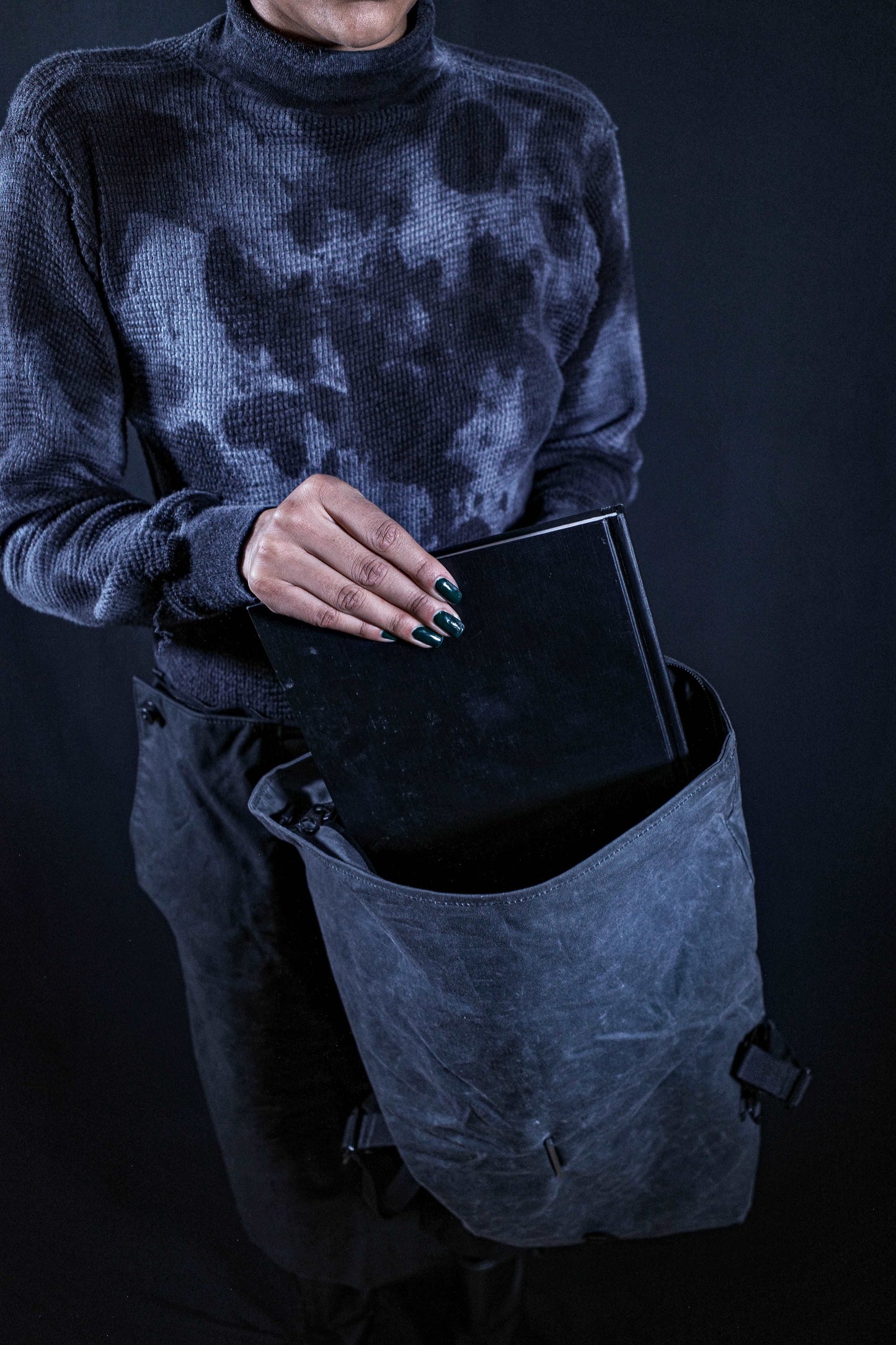 BA_TRANSFORMABLE MESSENGER BACKPACK WAXED COTTON GREY