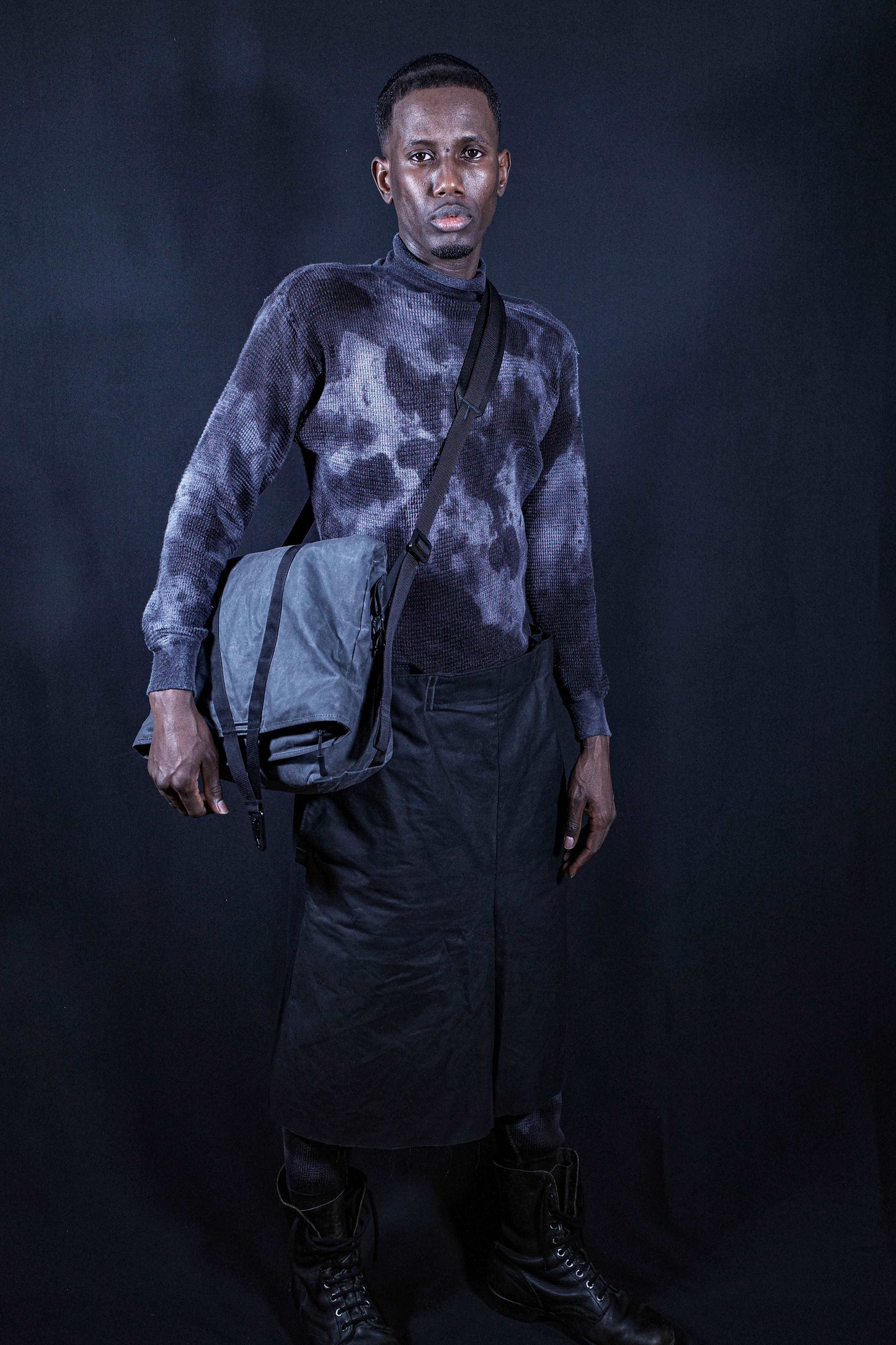 BA_TRANSFORMABLE MESSENGER BACKPACK WAXED COTTON GREY