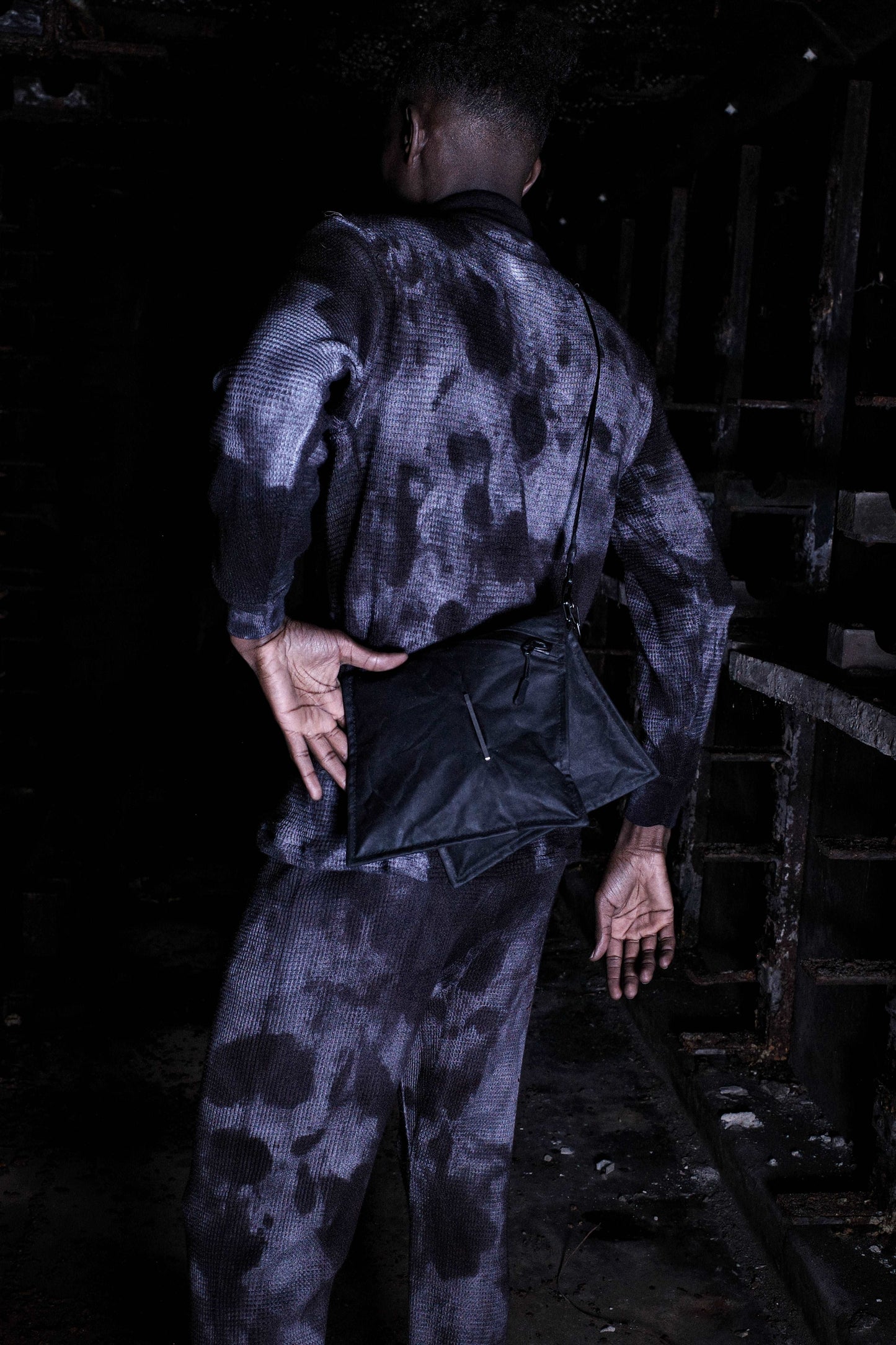 BA_ASYMMETRIC OVERLAY CLUTCH WAXED COTTON BLACK